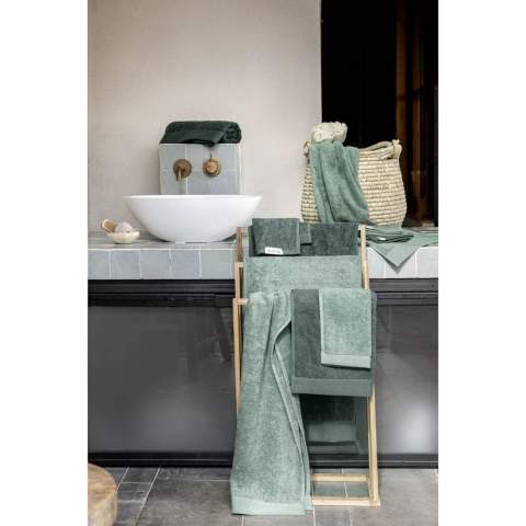 Stijlvolle badhanddoek van het merk Walra. Gemaakt van 70% gerecycled katoen en 30% katoen (550 g/m²). De badhanddoek heeft een fijne structuur, een elegante boord en een handige ophanglus. Heerlijk zacht en goed absorberend. Dit product is Oeko-tex en GRS gecertificeerd. Met de productie van dit badtextiel wordt, door hergebruik van materialen, veel water, CO2-uitstoot en energie bespaard. Dit wordt bevestigd door het onafhankelijk REMO keurmerk.
