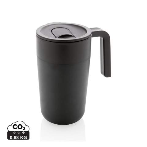 Mug 480ml en PP recyclé GRS et en acier inoxydable avec un couvercle à fermeture coulissante. L'intérieur, le couvercle et la poignée de la bouteille sont fabriqués à partir de 100 % de PP certifié GRS. La certification GRS garantit une chaîne d'approvisionnement entièrement certifiée pour les matériaux recyclés. Contenu recyclé total : 60% sur la base du poids total de l'article. Sans BPA. Emballage kraft certifié FSC® inclus.<br /><br />HoursHot: 2<br />HoursCold: 4