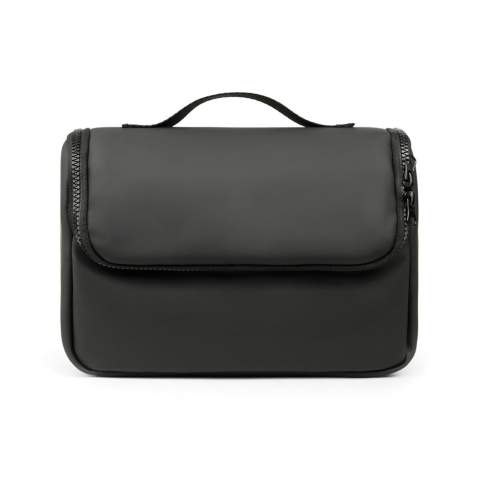 Trousse de toilette de voyage dont la matière nubuck-PU déperlant est à la fois élégante et pratique. La matière est facile à nettoyer et résiste à l'eau, ce qui la rend parfaite pour une utilisation en déplacement. L'intérieur du sac est conçu pour une organisation optimale, avec plusieurs poches pour tous les articles de toilette essentiels. La trousse est également munie d'un crochet, ce qui permet de la suspendre facilement en voyage.