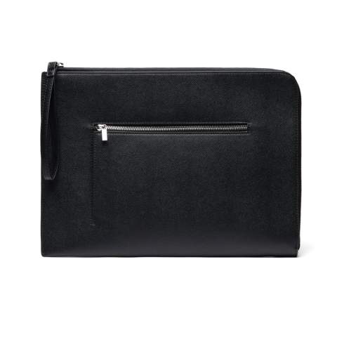 Schützen Sie Ihren Laptop mit Stil. Diese Tasche vereint ein elegantes Design mit durchdachter Funktionalität. Die beidseitige Öffnung ermöglicht einen einfachen Zugriff aus verschiedenen Winkeln, sodass Sie Ihren Laptop schnell verstauen oder herausnehmen können. An der Außenseite befindet sich eine praktische Tasche für Zubehör, das Sie so immer griffbereit haben. Passend für die meisten Laptops bis zu einer Größe von 14 Zoll. Bitte beachten Sie: Die Abmessungen des Displays können von den Abmessungen des Laptops abweichen. Zertifiziert durch RCS (Recycled Claim Standard). Die RCS-Zertifizierung garantiert, dass die gesamte Lieferkette der recycelten Materialien zertifiziert ist. Der Gesamtanteil an recycelten Materialien basiert auf dem Gesamtgewicht des Produkts. Dieses Produkt enthält 41% RCS-zertifiziert recyceltes Polyester.<br /><br />FitsLaptopTabletSizeInches: 14.0
