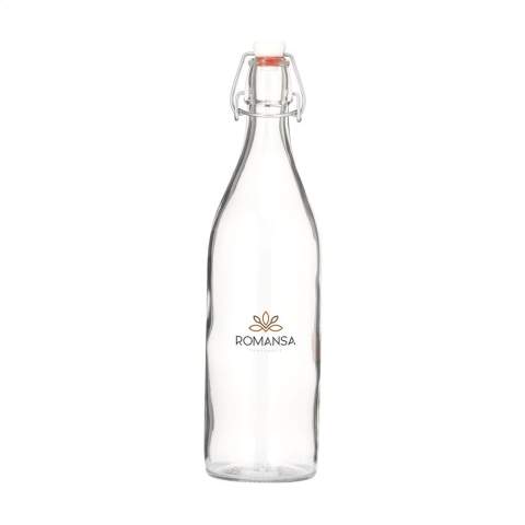 Multifunktionale, wiederverwendbare Bügelflasche aus klarem Qualitätsglas. Kann mit einem praktischen Bügelverschluss verschlossen werden. Diese Flasche ist ideal zum Einschenken von Wasser, Limonade oder Wein. Sie kann aber auch mit Olivenöl, Kräutern oder Samen gefüllt werden. Ideal für den täglichen Gebrauch oder für den Einsatz in der Gastronomie. Fassungsvermögen 1.000 ml. Made in Italy.