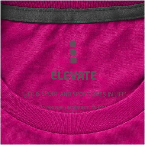 Le t-shirt à manches courtes pour hommes Nanaimo, en coton de 160 g/m², est parfait pour toutes les occasions et constitue un complément confortable à votre garde-robe. Le coton ringspun permet d'obtenir un fil plus solide et plus lisse, ce qui se traduit par un tissu plus durable qui garantit un marquage de haute qualité. Les coutures latérales garantissent un ajustement parfait et le marquage Elevate imprimé dans l'encolure rend ce vêtement toujours agréable à porter. Les épaules sont renforcées pour un ajustement continu, même après une utilisation prolongée.
