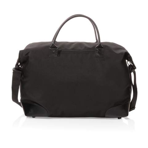 Plan your perfect getaway with this large Aware™ 1200D weekend bag. The bag features one big roomy compartment with front pocket and PU handles. With AWARE™ tracer that validates the genuine use of recycled materials. Each weekend bag is made of 21 PET bottles (500ml). 2% of proceeds of each Impact product sold will be donated to Water.org. Composition 100% recycled polyester. Lining in 150D recycled polyester.
