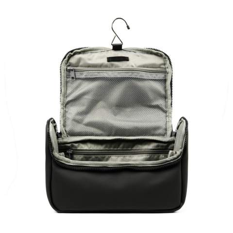 Trousse de toilette de voyage dont la matière nubuck-PU déperlant est à la fois élégante et pratique. La matière est facile à nettoyer et résiste à l'eau, ce qui la rend parfaite pour une utilisation en déplacement. L'intérieur du sac est conçu pour une organisation optimale, avec plusieurs poches pour tous les articles de toilette essentiels. La trousse est également munie d'un crochet, ce qui permet de la suspendre facilement en voyage.