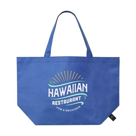 Grand sac de shopping et de plage en matière RPET non-tissée (80 g/m²), fabrique à partir de bouteilles en PET recyclées. Un sac grand format, à la fois solide et léger avec de longues anses. Certifiée-GRS. Matière recyclée totale : 98%. Capacité env. 25 litres.