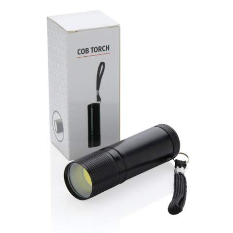 Superhelle COB-Leuchte im Taschenformat. COB ist heller ist das althergebrachte LED und benötigt dabei noch weniger Energie - kann somit bis zu 30% länger leuchten. Aluminiumgehäuse mit Trageriemen. Inkl. 3xAAA-Batterien<br /><br />Lightsource: COB LED<br />LightsourceQty: 1