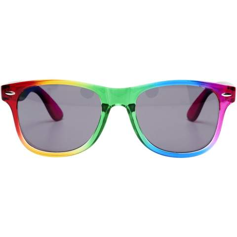 Sun Ray Sonnenbrille im Retro-Design mit transparentem Gestell in trendigen Regenbogenfarben. Erfüllt EN ISO 12312-1 und UV 400, die Gläser sind in Kategorie 3 eingestuft.