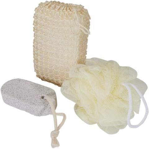3-delige set badaccessoires bestaande uit een badbal/luffa, een puimsteen en een sisal hennepspons. Afmetingen badbal/luffa: 9 cm. Afmetingen puimsteen: 9,5 x 4,5 x 1,5 cm. Afmetingen hennepspons: 14 x 8 x 5 cm. Verpakt in een polyester zakje.