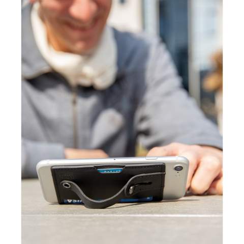 Porte-cartes anti-RFID en PU peut être utilisé comme support pour téléphone avec la sangle et peut contenir jusqu'à 2 cartes bancaires ou cartes d'identité et les protégera contre les scans ou activités frauduleuses. Le ruban adhésif au dos vous permet de coller le porte-cartes au dos de votre téléphone.