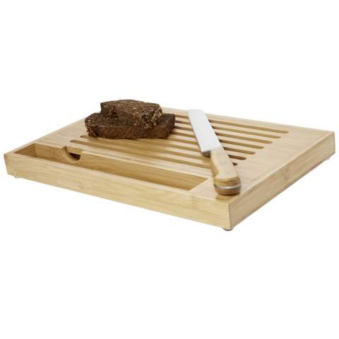 Bamboo cutting board including a bread knife with bamboo handles. The horizontal open pattern allows crumbs to fall through to the tray below, keeping your workspace or dining table crumb-free. Knife size: 34 cm x 3 cm. The bamboo was sourced and produced following sustainable standards.