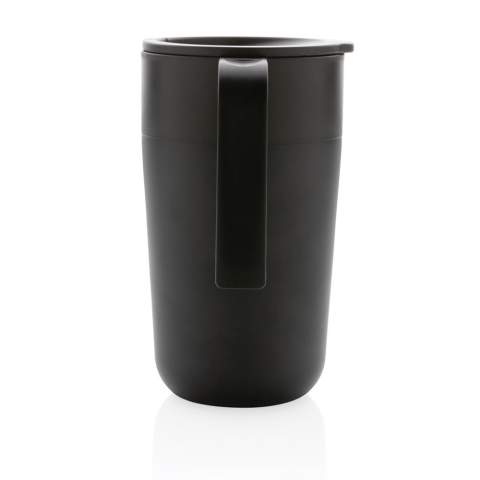 Mug 480ml en PP recyclé GRS et en acier inoxydable avec un couvercle à fermeture coulissante. L'intérieur, le couvercle et la poignée de la bouteille sont fabriqués à partir de 100 % de PP certifié GRS. La certification GRS garantit une chaîne d'approvisionnement entièrement certifiée pour les matériaux recyclés. Contenu recyclé total : 60% sur la base du poids total de l'article. Sans BPA. Emballage kraft certifié FSC® inclus.<br /><br />HoursHot: 2<br />HoursCold: 4