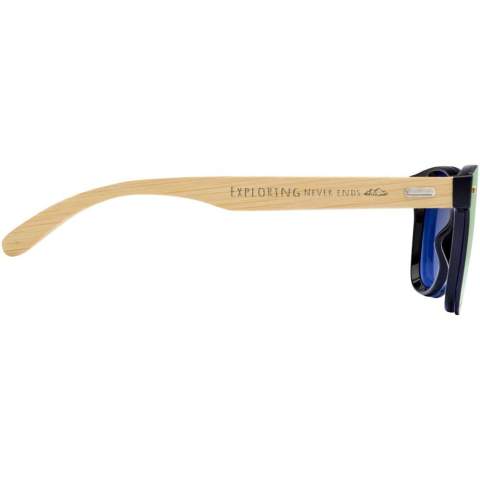 Lunettes de soleil élégantes avec verres colorés et branches en bambou. Les verres UV 400 protègent des rayons ultraviolets nocifs. Conforme à la norme de sécurité européenne EN12312-1. 