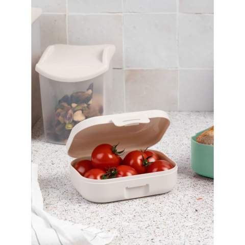 Boîte à goûter pratique en PP plastique de la marque Amuse. Avec fermeture à clip pratique. Convient pour transporter des fruits, des crudités, des biscuits et des petits en-cas. Grâce à sa taille compacte, cette boîte se glisse facilement dans un sac, un sac à dos ou même une poche de veste. Une alternative réutilisable aux récipients en plastique à usage unique. Sans BPA. Ce produit passe au lave-vaisselle jusqu'à 65°C. Le lavage à la main est recommandé pour préserver l’impression. Capacité de 200 ml. Fabriqué en Belgique.