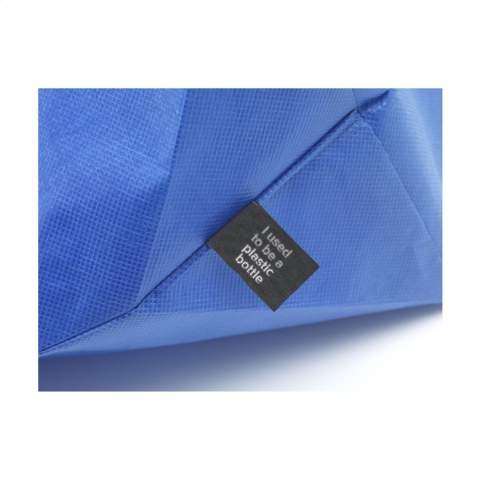 Grand sac de shopping et de plage en matière RPET non-tissée (80 g/m²), fabrique à partir de bouteilles en PET recyclées. Un sac grand format, à la fois solide et léger avec de longues anses. Certifiée-GRS. Matière recyclée totale : 98%. Capacité env. 25 litres.