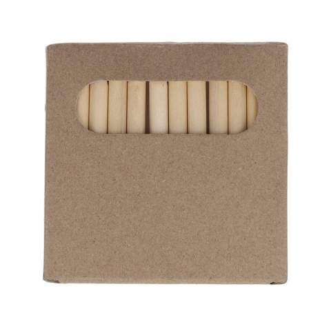Ein Set mit 12 leuchtenden Buntstiften, hübsch verpackt in einer Kraftbox. Dieses Set ist ideal für kreative Projekte zu Hause, in der Schule oder unterwegs und eignet sich perfekt für Kinder und die die gerne zeichnen und malen. Kombiniert mit dem Öko-Digitaldruck ist es eine nachhaltige Option, die sowohl Spaß macht als auch umweltbewusst ist.