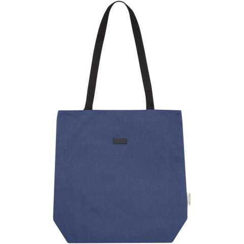 Tote bag made of GRS certified recycled canvas and GRS certified RPET lining. This versatile tote bag features a padded 15" laptop compartment and two sleeve pockets inside for a phone, wallet or accessories, and an easy button closure to the opening and comfortable cotton webbing handles. The decorative metal plate can make a logo shine through its subtle and matt finish.