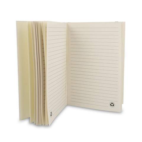 Dieses nachhaltige A5-Notizbuch hat einen Einband aus recyceltem Milchkartonpapier (120 g/m²). Es enthält 80 Blatt 70 g/m² gefüttertes Recycling-Milchkartonpapier, einen Gummibandverschluss und ein Lesezeichen mit Band.