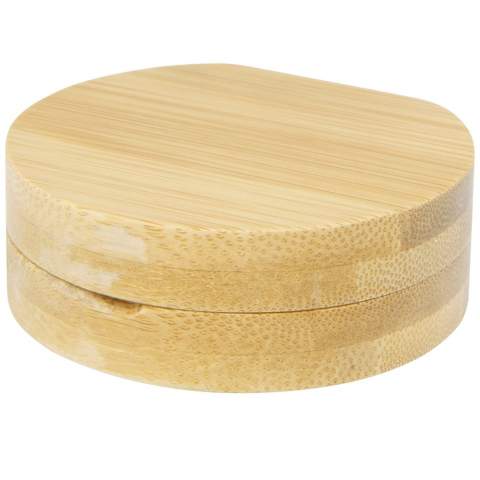 Compacte zakspiegel van bamboe voor op reis of voor dagelijkse huidverzorging of make-up. Er is een klein compartiment aan de onderkant van de spiegel voor kleine accessoires. De gebruikte bamboe wordt ingekocht en geproduceerd volgens duurzame normen.