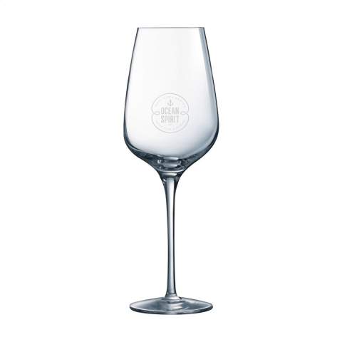 A slim wine glass with class. Made of clear crystal glass. Crystal glass is colourless, strong and has a beautiful shine. The fine drinking rim, the tapered mouth and the delicate shape all contribute to an intense taste experience. This stylish glass is suitable for serving wine in hospitality settings, during business gatherings, or in private use. Capacity 450 ml. Made in Europe.