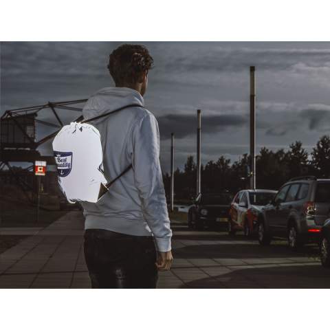 Rucksack aus grauem, reflektierendem, fluoreszierendem und wasserabweisendem Nylon. Speziell beschichtet. Mit Zugkordel und verstärkten Ecken. Damit sind Sie beim Spazierengehen oder Radfahren im Dunkeln sichtbar. Fassungsvermögen ca. 8 Liter.
