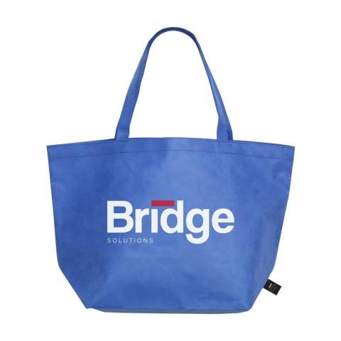 Grand sac de shopping et de plage en matière RPET non-tissée (80 g/m²), fabrique à partir de bouteilles en PET recyclées. Un sac grand format, à la fois solide et léger avec de longues anses. Certifiée-GRS. Matière recyclée totale : 98%. Capacité env. 25 litres.