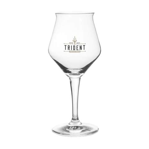 Bierglas mit Standfuß. Speziell für den Ausschank von Spezialbieren entwickelt. Die Tulpenform des Glases lässt den Geschmack und das Aroma des Biers voll zur Geltung kommen. Ein hochwertiges klares Glas mit einer attraktiven Optik. Ideal für den Einsatz in der Gastronomie. Dosiermenge 300 ml. Fassungsvermögen 420 ml. Hergestellt in Europa.