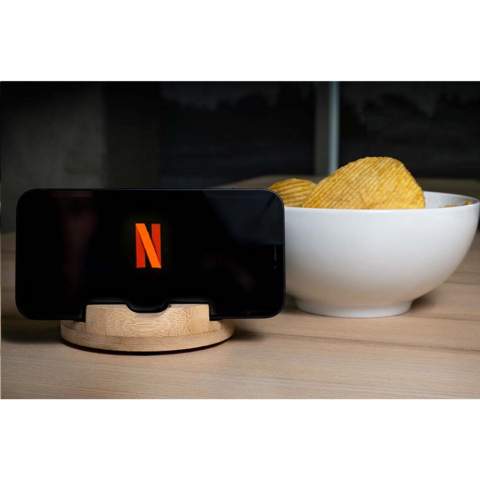 Ce support de téléphone rotatif est fabriqué à partir de bambou.  Un support de téléphone pratique pour les appels vidéo, regarder des vidéos ou simplement pour toujours avoir votre téléphone prêt à être déverrouillé avec Face ID. La station d'accueil tournante a trois fentes avec une largeur différente pour s'assurer que tous les téléphones et la plupart des coques de téléphone s'adapteront. Que vous souhaitiez que votre téléphone soit plus droit pendant un appel vidéo. Ou plus décontracté lorsque vous écoutez votre émission préférée.     Ce produit est en bambou. Le bambou est une plante à croissance rapide avec des spécifications de bois. Il atteint sa maturité en 5 ans contre 30 à 120 ans pour les bois. Après la récolte d'un bambou, quatre à sept nouvelles plantes pousseront à partir de ses racines. Aucune replantation nécessaire, juste comme ça, rendue possible par la nature.      Le bambou est connu pour sa surface dure, ce qui en fait un matériau robuste et résistant. Malgré sa dureté, il est très adapté à l'artisanat. C'est pourquoi nos Docks sont si joliment arrondis. Chaque article est fourni dans une boite individuelle en papier kraft marron.