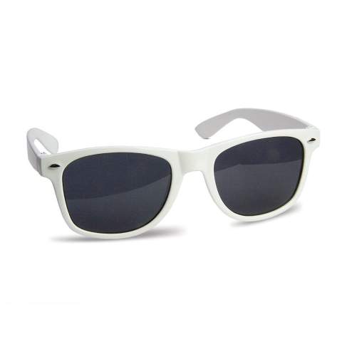 Lunettes de soleil avec un look moderne pour une présentation fashion malgrès tout. Existe en une multitude de couleur. Possibilité de marquage n tampographie en 4 couleurs pantones. Tous nos produits sont testés et certifiés, et répondent  aux normes sociales. 