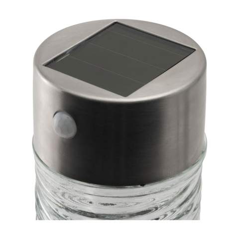 Lampe de jardin solaire sans fil en acier inoxydable de la marque Grundig. Avec un verre décoratif et une lampe LED très puissante, entre 5 et 6 lumens, pour un bon éclairage. Équipée d'un piquet de terre pratique, d'un détecteur de mouvement et d'un panneau solaire. Vous pouvez facilement placer cette lampe dans l'herbe ou dans un parterre de fleurs. La lampe fonctionne à l'énergie solaire et se recharge pendant la journée. Lorsque la lampe est complètement chargée, elle fournit de la lumière pendant 6 à 8 heures. Résiste aux éclaboussures. Comprend une batterie rechargeable. Par pièce dans une boîte.