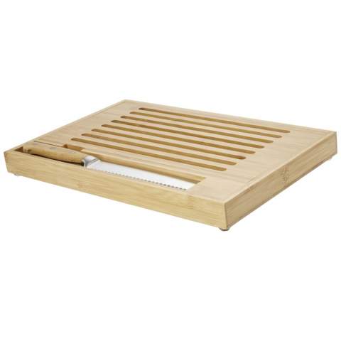 Bamboo cutting board including a bread knife with bamboo handles. The horizontal open pattern allows crumbs to fall through to the tray below, keeping your workspace or dining table crumb-free. Knife size: 34 cm x 3 cm. The bamboo was sourced and produced following sustainable standards.