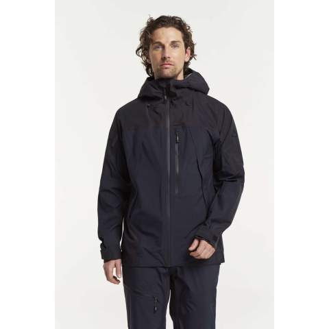 Het Himalaya Shell MPC Extreme Jacket is een waterdichte shell-jas, voorzien van Tensons gepatenteerde MPC Extreme-technologie (WP 20.000 mm/MP 20.000 g/m2/24u), die een lichtgewicht ontwerp, uiterst effectieve waterdichtheid en uitzonderlijk ademend vermogen combineert. <br /><br />Het Himalaya Shell MPC Extreme Jacket heeft een scala aan functies zoals een verstelbare zoom, voorgevormde mouwen, waterafstotende ritssluitingen, ventilatie, handige zakken en nog veel meer. De jas is voorzien van het RECCO® Rescue-systeem en heeft een PFC-vrije waterafstotende afwerking. <br /><br />Verkorte versie: <br />het Himalaya Shell MPC Extreme Jacket biedt uitstekende bescherming tegen regen en uitstekend ademend vermogen in een lichtgewicht ontwerp dankzij Tensons gepatenteerde waterdichte en ademende MPC-technologie.