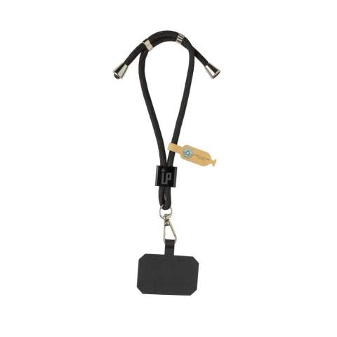 Carryloop biedt hetzelfde verstelbare gemak aan je pols. Dankzij de schuifregelaar kun je de perfecte lusmaat instellen, voor een nauwsluitende, comfortabele pasvorm die je telefoon veilig houdt tijdens het sporten, boodschappen doen of een kort tripje. De robuuste RPET-draagriem, gecombineerd met een nauwkeurige ring en haak, voorkomt vallen zonder in te boeten aan stijl of duurzaamheid – en houdt je handen vrij, waar je ook bent. Gemaakt van RCS-gecertificeerd RPET. RCS (Recycled Claim Standard) is een standaard om het gerecyclede gehalte van een product te controleren in de gehele toeleveringsketen. Totaal gerecycled gehalte: 19% gebaseerd op het totale artikelgewicht. PVC-vrij.<br /><br />PVC free: true