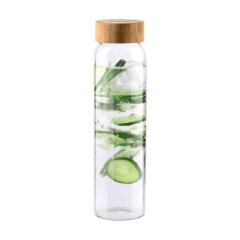 Slanke, lekvrije drinkfles van hoogwaardig borosilicaatglas met bamboe schroefdop. Geschikt voor warme en koude dranken. Het elegante design maakt de stijlvolle fles ook geschikt als tafelfles. De glazen fles is vaatwasserbestendig m.u.v. de schroefdop. Voor behoud van de opdruk wordt met de hand afwassen aanbevolen. Inhoud 1.000 ml. Per stuk verpakt.