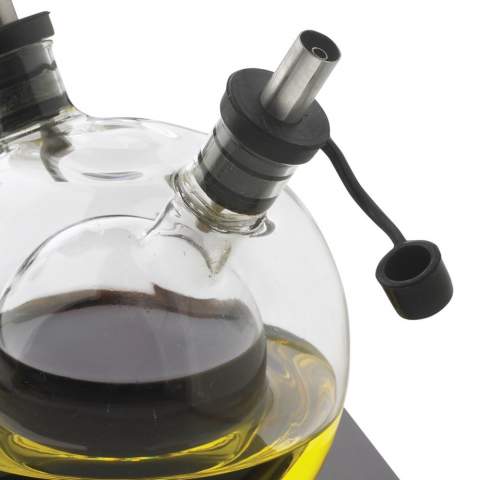 Orbit est une bouteille en verre élégante avec un bec verseur qui peut contenir de l’huile et du vinaigre (non inclus) pour assaisonner toutes vos salades. Modèle déposé®