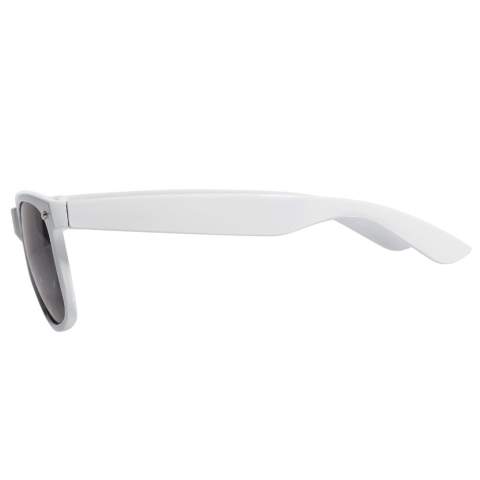 Lunettes de soleil avec un look moderne pour une présentation fashion malgrès tout. Existe en une multitude de couleur. Possibilité de marquage n tampographie en 4 couleurs pantones. Tous nos produits sont testés et certifiés, et répondent  aux normes sociales. 