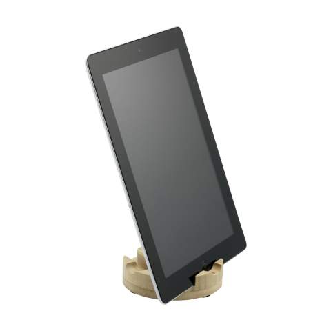 Ce support de téléphone rotatif est fabriqué à partir de bambou.  Un support de téléphone pratique pour les appels vidéo, regarder des vidéos ou simplement pour toujours avoir votre téléphone prêt à être déverrouillé avec Face ID. La station d'accueil tournante a trois fentes avec une largeur différente pour s'assurer que tous les téléphones et la plupart des coques de téléphone s'adapteront. Que vous souhaitiez que votre téléphone soit plus droit pendant un appel vidéo. Ou plus décontracté lorsque vous écoutez votre émission préférée.     Ce produit est en bambou. Le bambou est une plante à croissance rapide avec des spécifications de bois. Il atteint sa maturité en 5 ans contre 30 à 120 ans pour les bois. Après la récolte d'un bambou, quatre à sept nouvelles plantes pousseront à partir de ses racines. Aucune replantation nécessaire, juste comme ça, rendue possible par la nature.      Le bambou est connu pour sa surface dure, ce qui en fait un matériau robuste et résistant. Malgré sa dureté, il est très adapté à l'artisanat. C'est pourquoi nos Docks sont si joliment arrondis. Chaque article est fourni dans une boite individuelle en papier kraft marron.