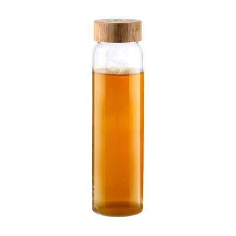 Slanke, lekvrije drinkfles van hoogwaardig borosilicaatglas met bamboe schroefdop. Geschikt voor warme en koude dranken. Het elegante design maakt de stijlvolle fles ook geschikt als tafelfles. De glazen fles is vaatwasserbestendig m.u.v. de schroefdop. Voor behoud van de opdruk wordt met de hand afwassen aanbevolen. Inhoud 1.000 ml. Per stuk verpakt.