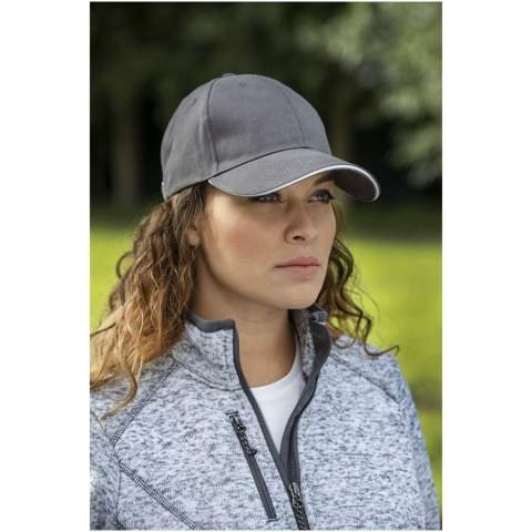 The Darton 6 panel sandwich cap features a pre-curved visor with a stylish sandwich design, offering not only classic aesthetics but also crucial sun protection. The embroidered eyelets ensure optimal ventilation, keeping you cool and composed during outdoor activities. With a head circumference of 58 cm, it promises a comfortable fit for various head sizes. The metal buckle closure allows for easy and secure adjustments. Made from 260 g/m² heavy brushed cotton twill. The ideal accessory for casual outings or outdoor activities.