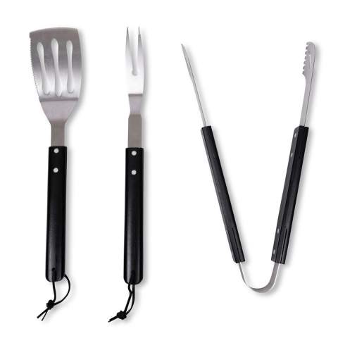 Fredde BBQ barbecuegerei van Sagaform met een praktisch ontwerp van roestvrij staal met zwart gebeitste handgrepen van hout en een goede grip voor eenvoudig gebruik, perfect voor een barbecue.
