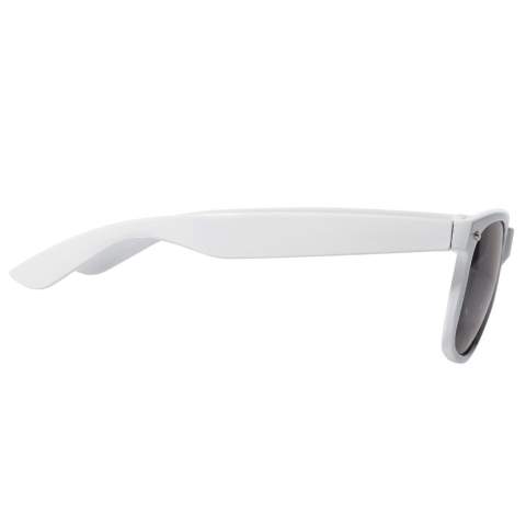 Lunettes de soleil avec un look moderne pour une présentation fashion malgrès tout. Existe en une multitude de couleur. Possibilité de marquage n tampographie en 4 couleurs pantones. Tous nos produits sont testés et certifiés, et répondent  aux normes sociales. 