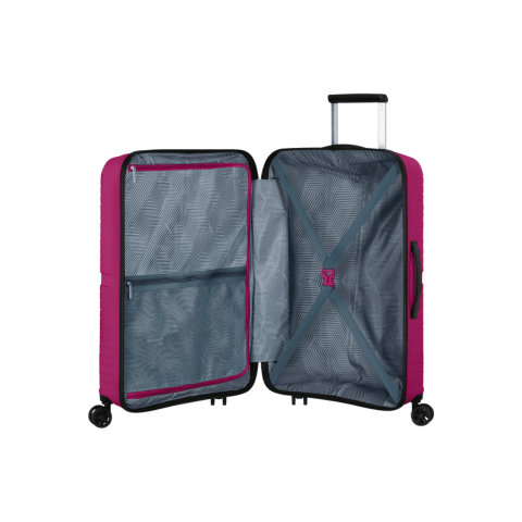 De Airconic collectie is de lichtste hardschalige koffer collectie van American Tourister ooit! De grote Spinner weegt amper 3,2 kg – ongelofelijk! American Tourister bewijst opnieuw hoe het vernieuwende, lichte koffers moeiteloos in een hedendaags jasje stopt. De lijnen die rondom de koffer lopen geven Airconic een dynamische en moderne uitstraling. Het comfort wordt verzekerd door de dubbele wielen, de ergonomische handgrepen en het verzonken TSA-slot. Airconic is verkrijgbaar in opvallende kleuren. Durvers gaan voluit voor Purist Blue of Living Coral, maar er bestaan ook meer tijdloze kleurversies. Welke je ook kiest, zo licht reisde je nog nooit. American Tourister geeft 3 jaar wereldwijde (beperkte) garantie op deze collectie.