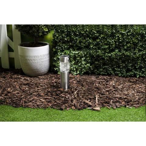 Lampe de jardin solaire sans fil en acier inoxydable de la marque Grundig. Avec un verre décoratif et une lampe LED très puissante, entre 5 et 6 lumens, pour un bon éclairage. Équipée d'un piquet de terre pratique, d'un détecteur de mouvement et d'un panneau solaire. Vous pouvez facilement placer cette lampe dans l'herbe ou dans un parterre de fleurs. La lampe fonctionne à l'énergie solaire et se recharge pendant la journée. Lorsque la lampe est complètement chargée, elle fournit de la lumière pendant 6 à 8 heures. Résiste aux éclaboussures. Comprend une batterie rechargeable. Par pièce dans une boîte.