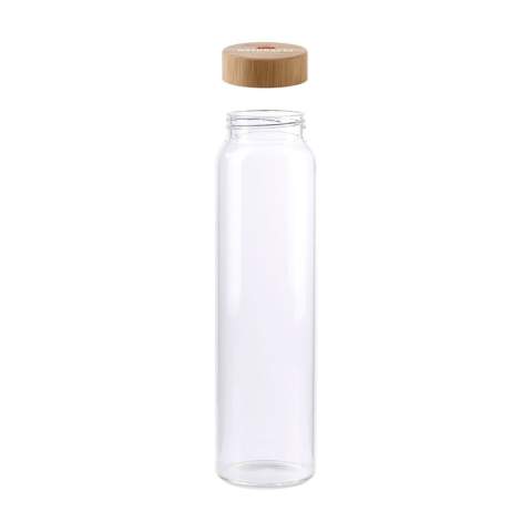 Slanke, lekvrije drinkfles van hoogwaardig borosilicaatglas met bamboe schroefdop. Geschikt voor warme en koude dranken. Het elegante design maakt de stijlvolle fles ook geschikt als tafelfles. De glazen fles is vaatwasserbestendig m.u.v. de schroefdop. Voor behoud van de opdruk wordt met de hand afwassen aanbevolen. Inhoud 1.000 ml. Per stuk verpakt.