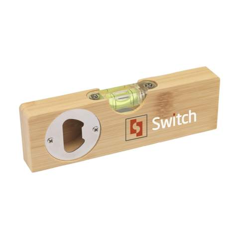 Flaschenöffner aus Bambus mit eingebaute Wasserwaage. Ein praktisches, multifunktionales Werkzeug, das während oder nach der Arbeit verwendet werden kann. Bambus ist ein Naturprodukt. Deshalb können die Farben und Abmessungen von Produkt zu Produkt variieren. Pro Stück in einer Verpackung.