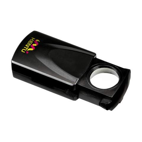 Loupe rétractable compacte avec facteur d'agrandissement de 30 et une lampe LED à forte lumière blanche intégrée. Inclus : piles. Chaque article est fourni dans une boite individuelle en papier kraft marron.