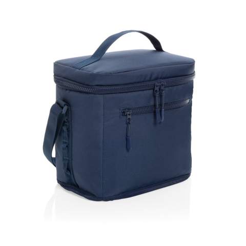 Le sac isotherme Sonny en rPET Aware™ est le mélange parfait de la fonction et du style, ce qui le rend idéal pour toute aventure en plein air. Fabriqué en matériau 100 % rPET avec une doublure PEVA, ce sac isotherme est conçu pour garder vos aliments et boissons au frais. Il est doté d'une solide poignée en sangle sur le dessus et d'une bandoulière réglable de 110 cm pour faciliter le transport. Le côté gauche est équipé de boucles en sangle pour attacher de petits accessoires, tandis que le côté droit comprend un porte-boisson pratique en filet. Doté d'une poche frontale zippée et d'un compartiment principal spacieux doublé de PEVA gris argenté, ce sac isotherme garantit que vos objets essentiels restent organisés et au frais. Les fermetures à zip, les poches et les tirettes sont rehaussées de couleurs complémentaires pour plus de style. Fabriqué en polyester recyclé avec le traceur AWARE™. 2 % des recettes de chaque produit vendu avec AWARE™ seront reversés à Water.org. Sans PVC.<br /><br />PVC free: true