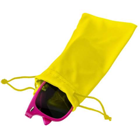 Microfibre pouch with drawstring closure to safely store, carry and clean your sunglasses. Both the wide range of colours and large decoration area makes it a perfect gift to complement your sunglasses.