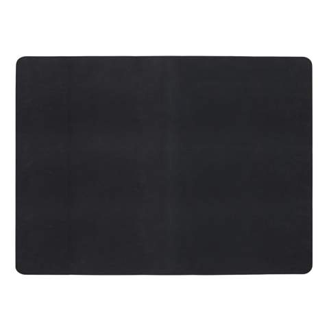 Deze bureau mat in Din A2 formaat is de perfecte maat om je werkruimte te beschermen en biedt tegelijkertijd een comfortabel oppervlak voor dagelijkse taken. De duurzame rubberen basis zorgt voor een stevige, antislip grip, zodat de mat op zijn plaats blijft. Volledig aanpasbaar met levendige sublimatiebedrukking.