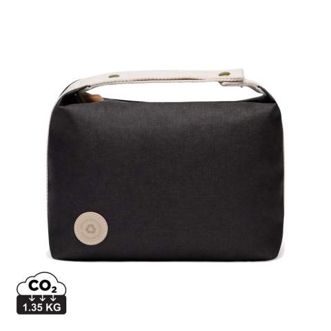Cette trousse de toilette, à la fois simple et élégante fabriquée en polyester recyclé certifié RCS avec des détails contrastés, allie praticité et design raffiné. La poignée supérieure, sécurisée par un bouton pression, sert également de boucle de suspension. Une fermeture à glissière lisse sur le dessus permet d'accéder facilement au compartiment principal, tandis que la poche intérieure ouverte permet de ranger les objets essentiels. La certification RCS (Recycled Claim Standard) garantit que l'ensemble de la chaîne d'approvisionnement en matériaux recyclés est certifiée. Le contenu recyclé total est basé sur le poids total du produit.Ce produit contient 12 % de polyester recyclé certifié RCS.