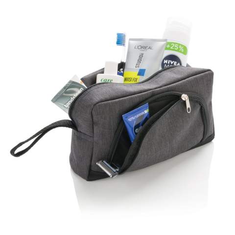 Trousse de toilette 600D double ton avec plusieurs compartiments pour un rangement optimal. Sans PVC.<br /><br />PVC free: true